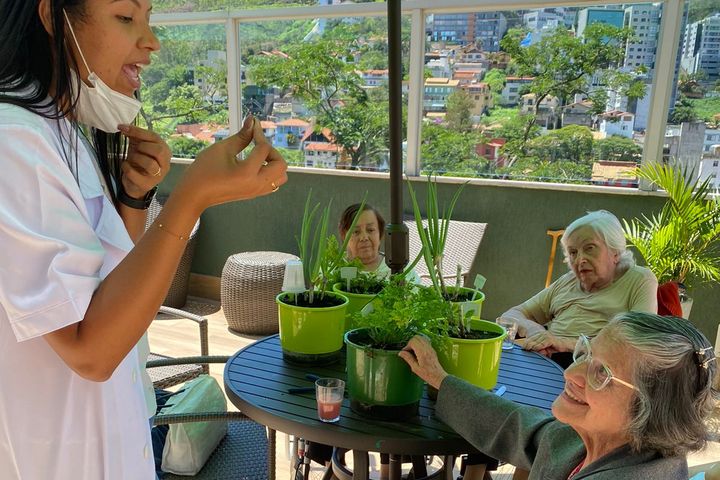 Residentes participam de uma atividade com plantas