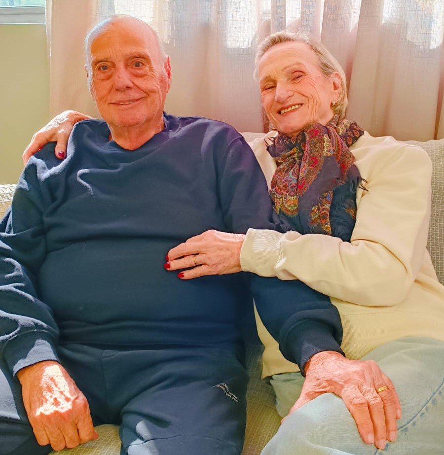 Casal de residentes compartilha um momento de afeto